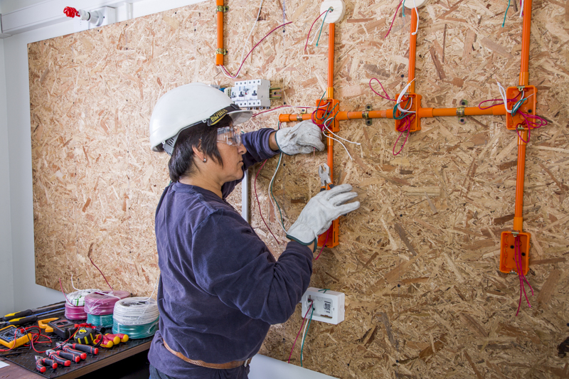 Profesional certificándose en perfil de instalador eléctrico